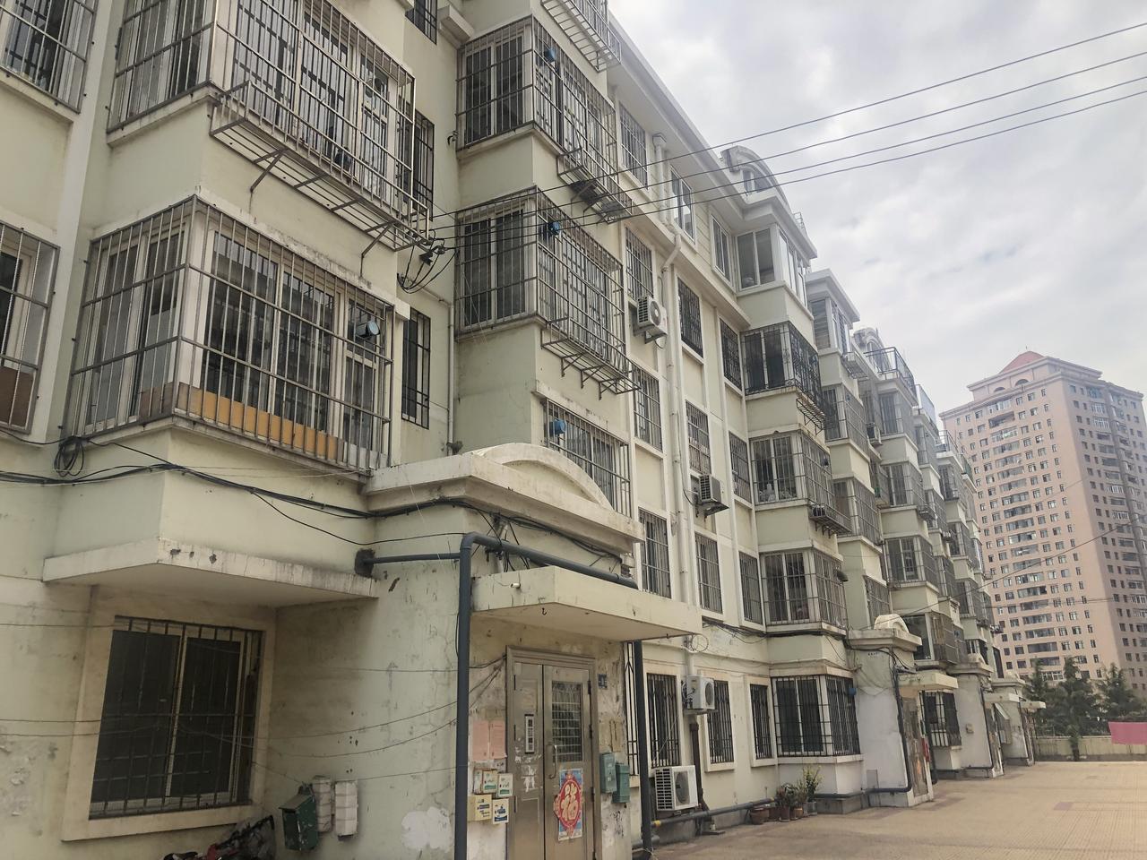去年图便宜租过一个还在收尾的半成品小区，现在想起来都头疼。
小区正门的柏油路只铺