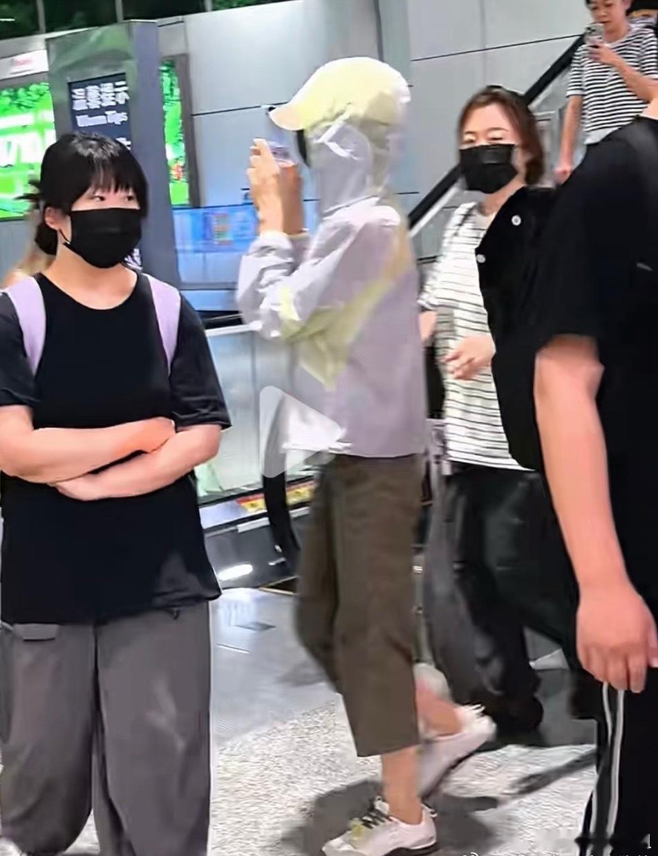 田曦薇假装粉丝拍王安宇田曦薇机场假装粉丝拍王安宇 还是你俩会玩