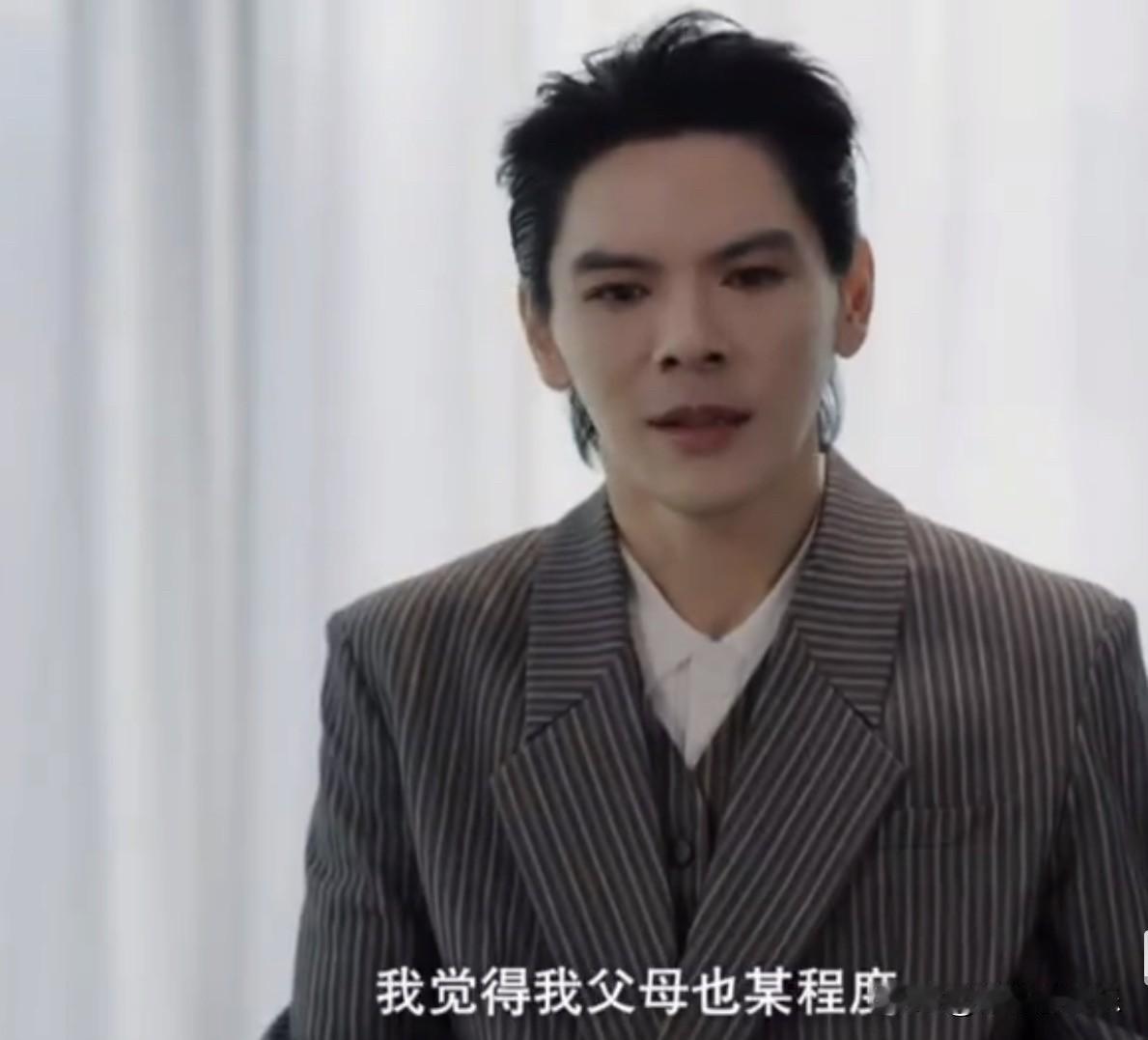 向佐说：“我觉得我父母不应该公开这么去说我弟，有什么事，为什么一家人不能私下去解