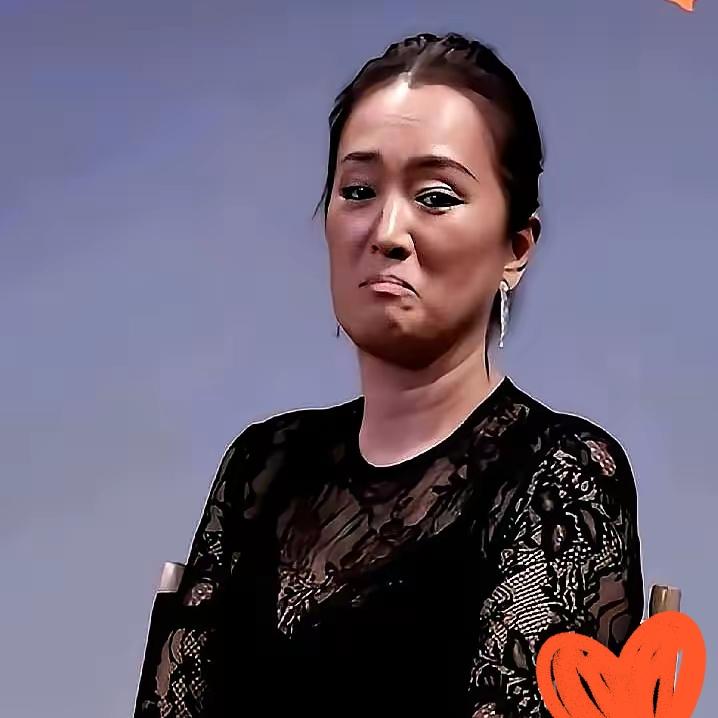 为了把这张脸死死钉在三十岁，
她是真敢对自己下狠手。
几百根24K纯金丝，硬生生