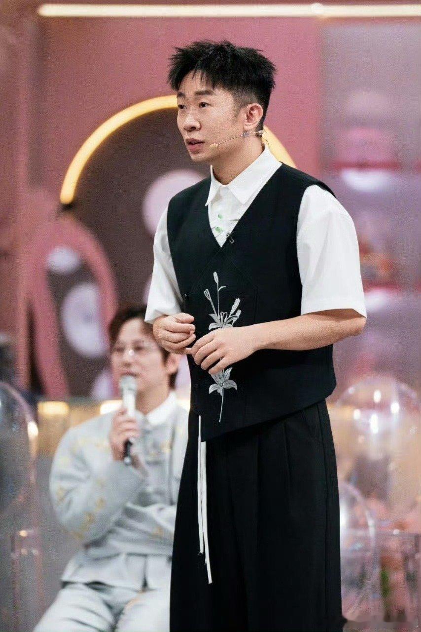 杨迪人不漂亮饭漂亮 看杨迪吃饭真是一种享受。他总能把普通的用餐变成一场小型喜剧表