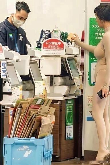 侃爷老婆，穿丝袜还能穿高跟拖鞋走路 ​​​
