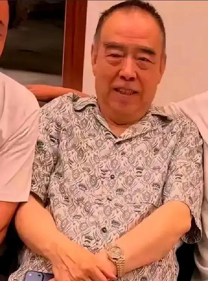 看《志愿军》亏了五个亿，我还在替他算账，人家陈导早就不靠票房吃饭了。
咱们盯着银