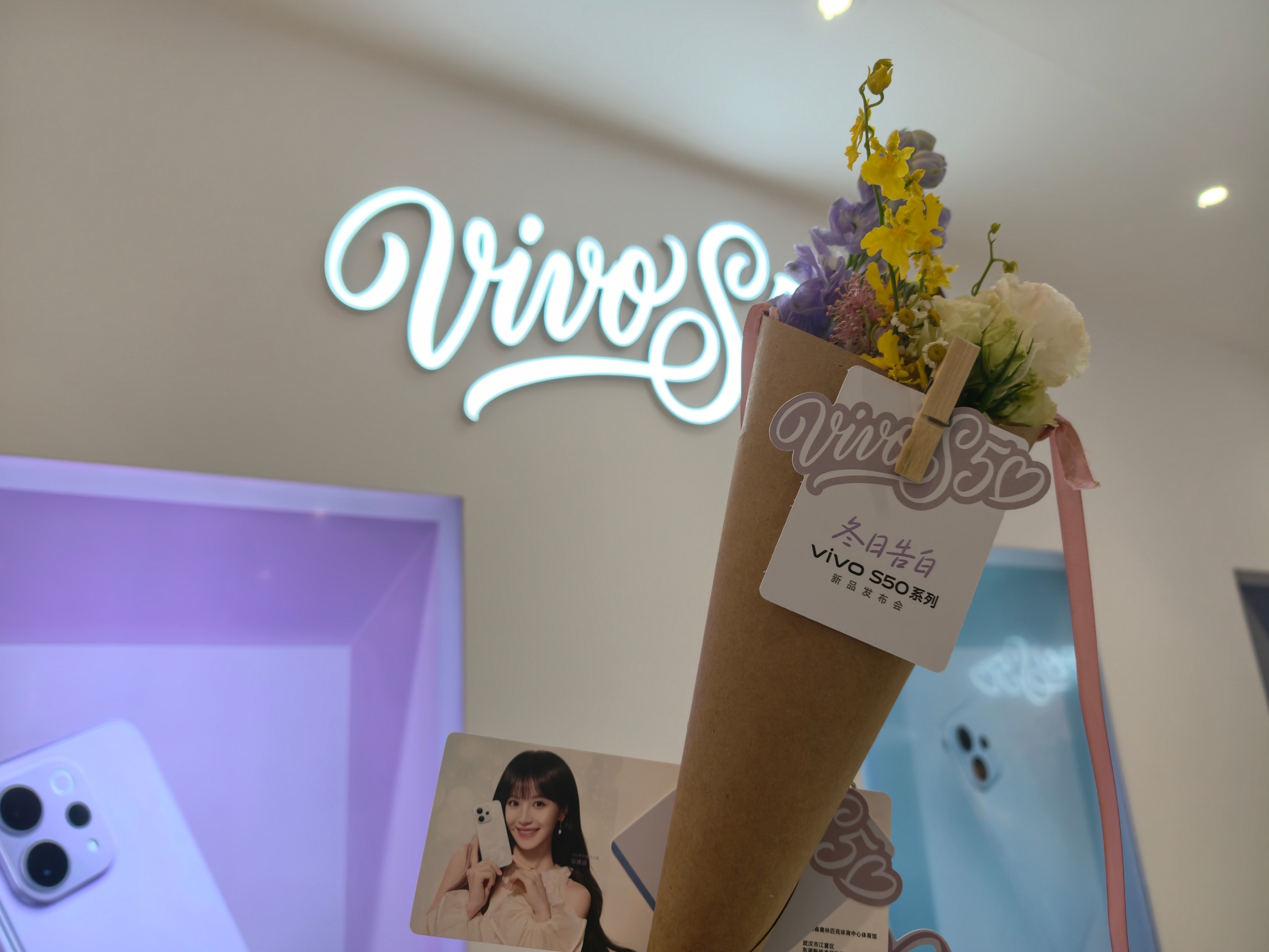 现在的发布会真是太卷了！！现在超多打卡点，还送花。送花就算了，还能帮女生做专属妆