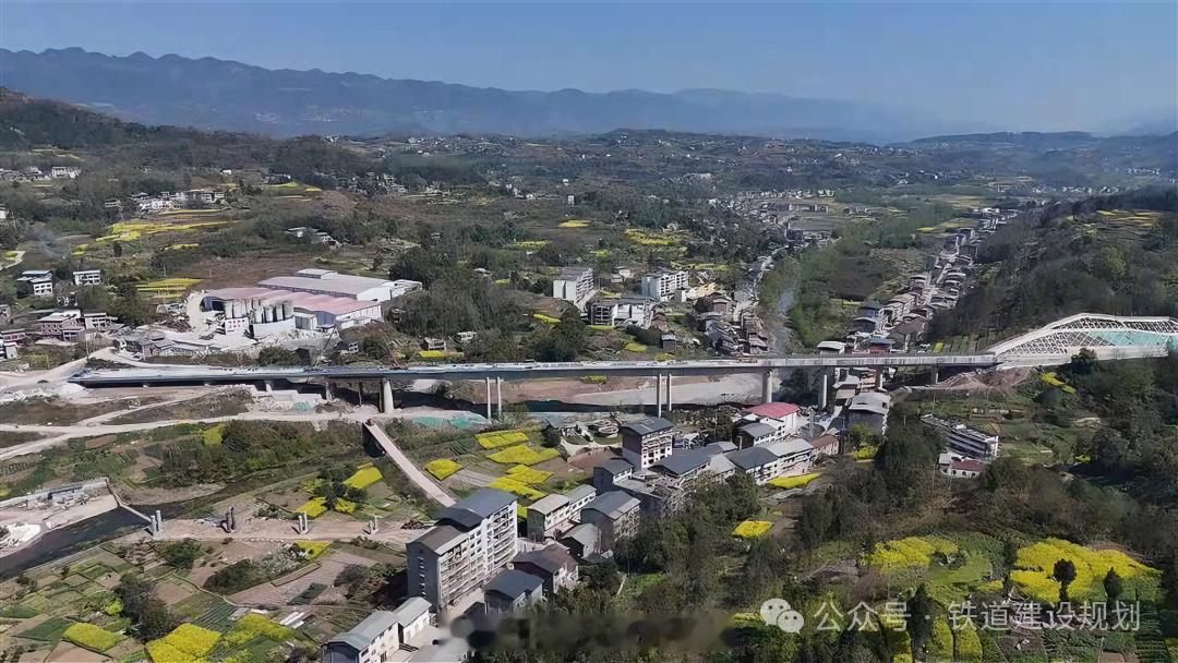 高铁头条【成达万高铁，世界级难题攻克】开州区融媒体中心4月29日报道：日前，随着