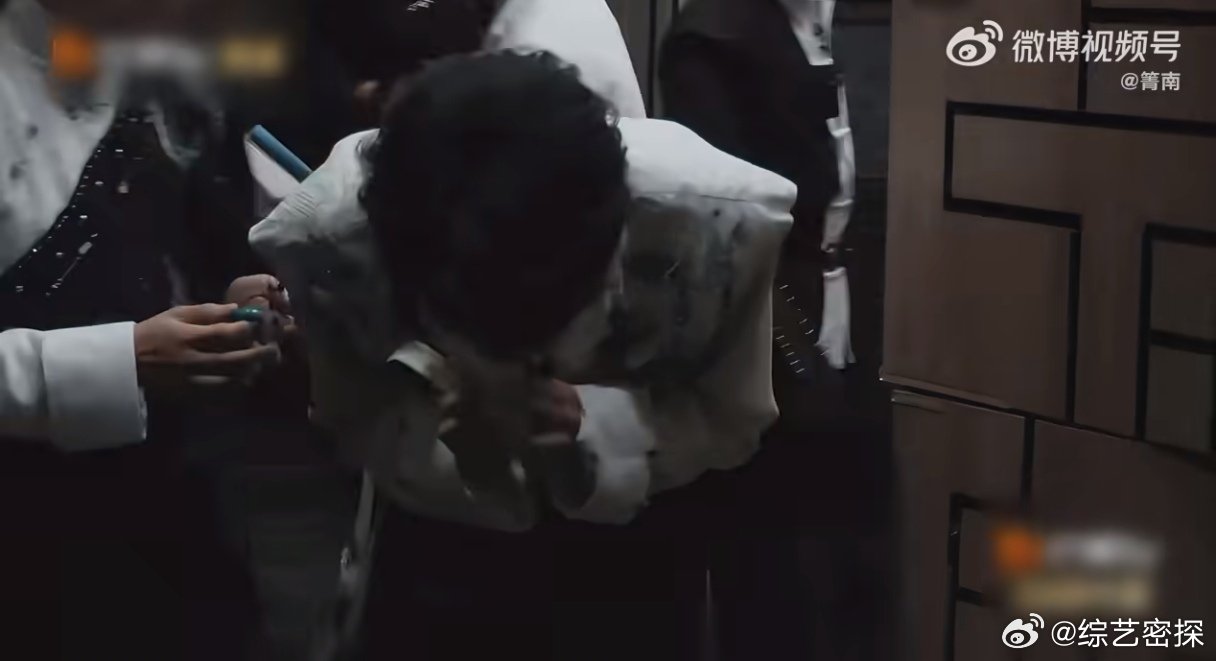 张真源此时的沉默震耳欲聋密室大逃脱 谁被密室里的张真源笑到，费心解题躲避酸水却意