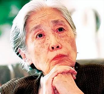 2006年，王光美因疾病缠身，走到了生命的尽头。临终之际，她虚弱地举起手，向女儿