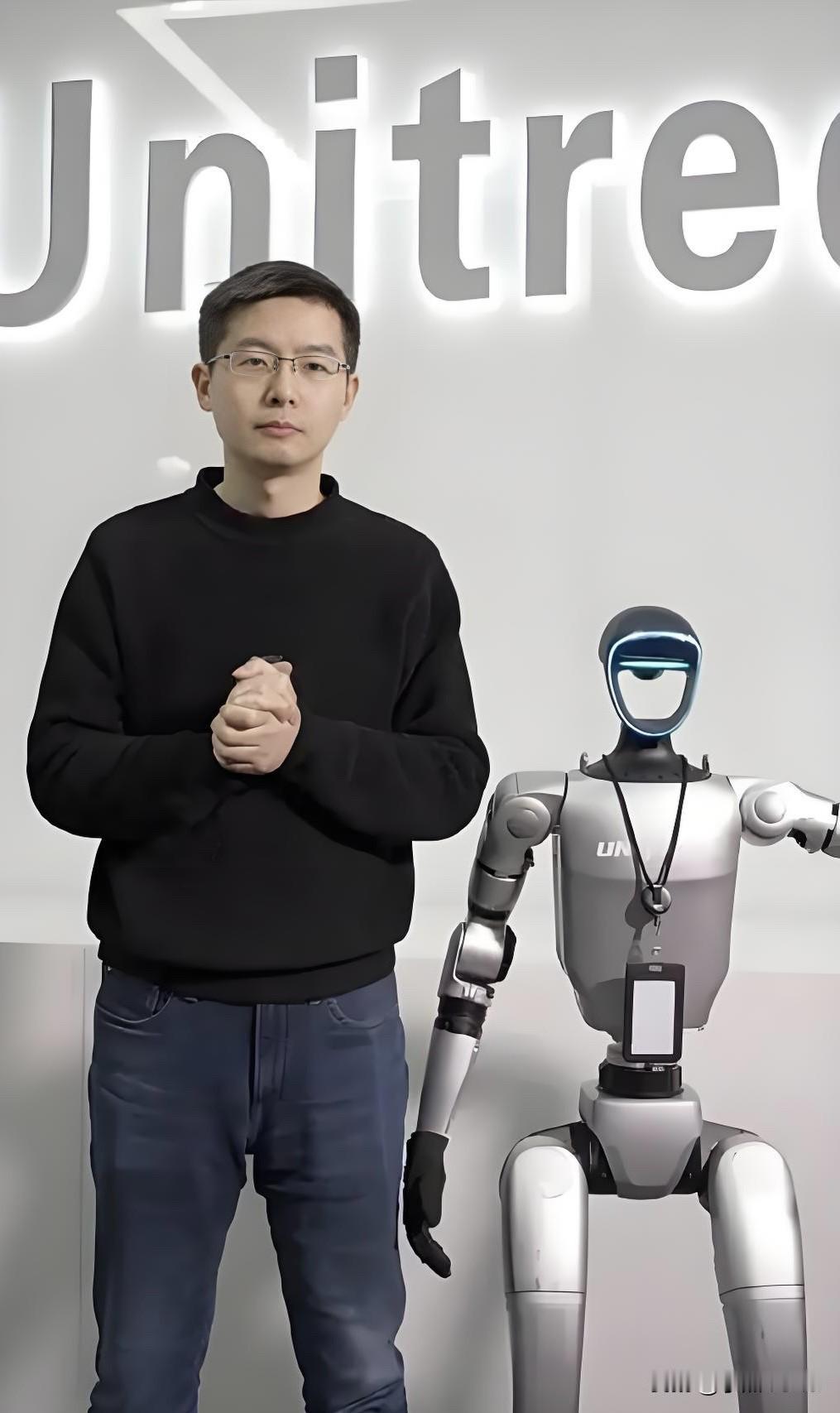 90后极客创业八年，身家千亿登顶科创板新首富。
今日，宇树科技正式登陆科创板，开