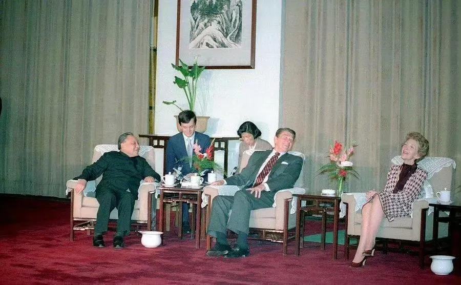 老照片：1984年，邓小平在人民大会堂会见美国总统罗纳德·里根夫妇，谈话间第一夫