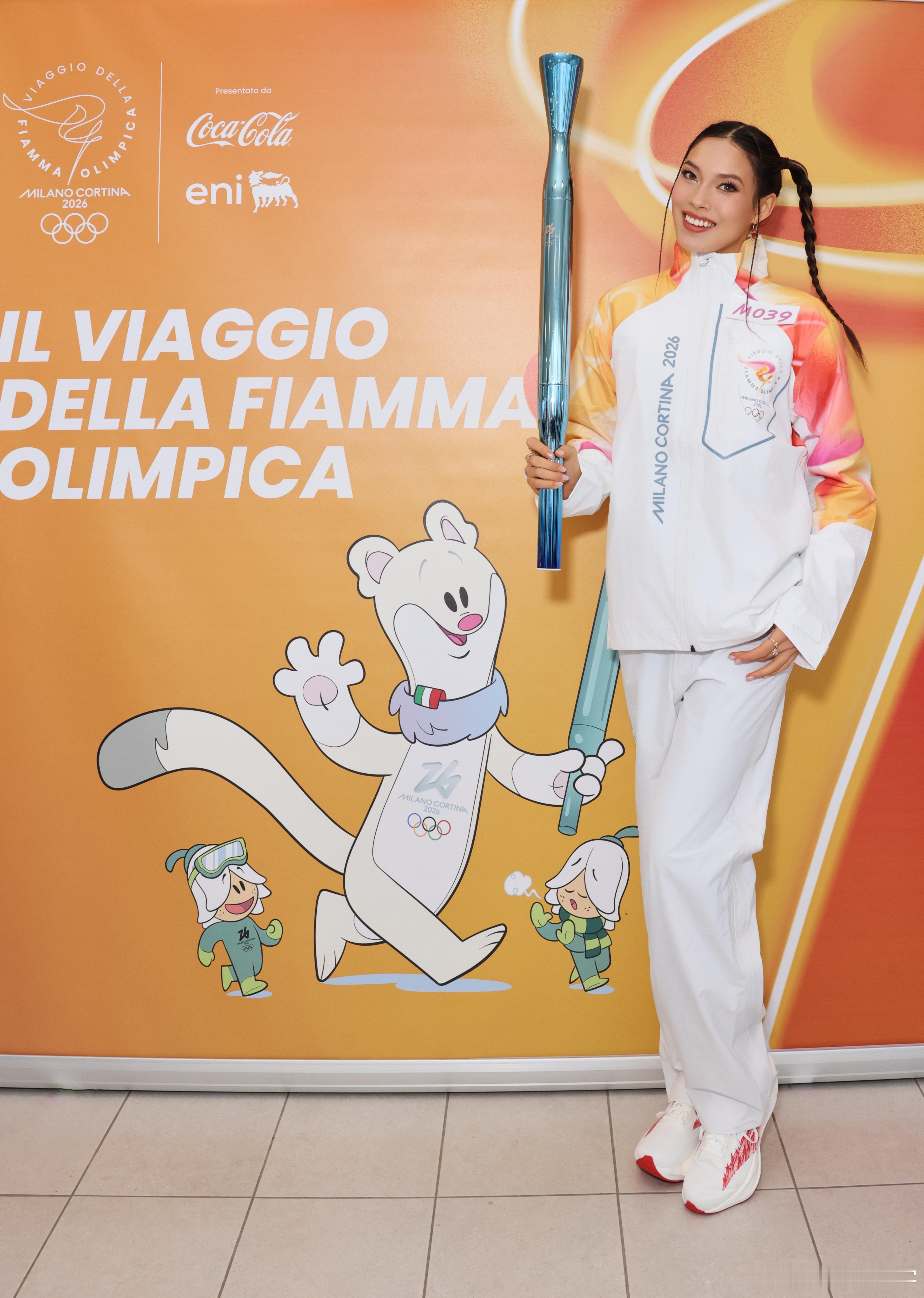 谷爱凌传递米兰冬奥会火炬19日下午，火炬传递仪式来到维亚达纳市，谷爱凌作为该段路