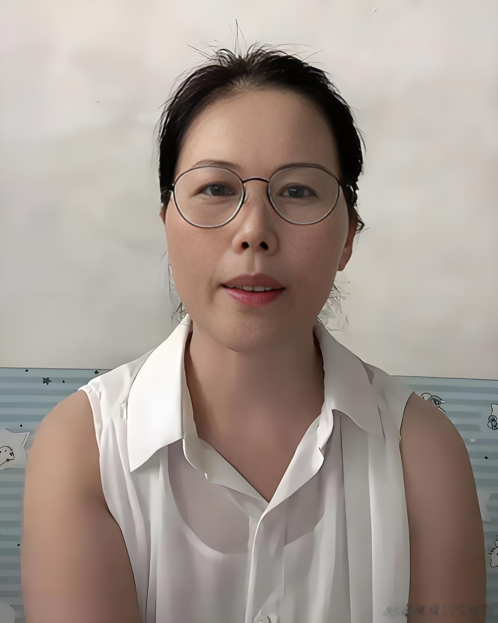 汪小菲家的保姆小杨阿姨应该是开启新赛道------直播带货。汪的妻子马筱梅再直播