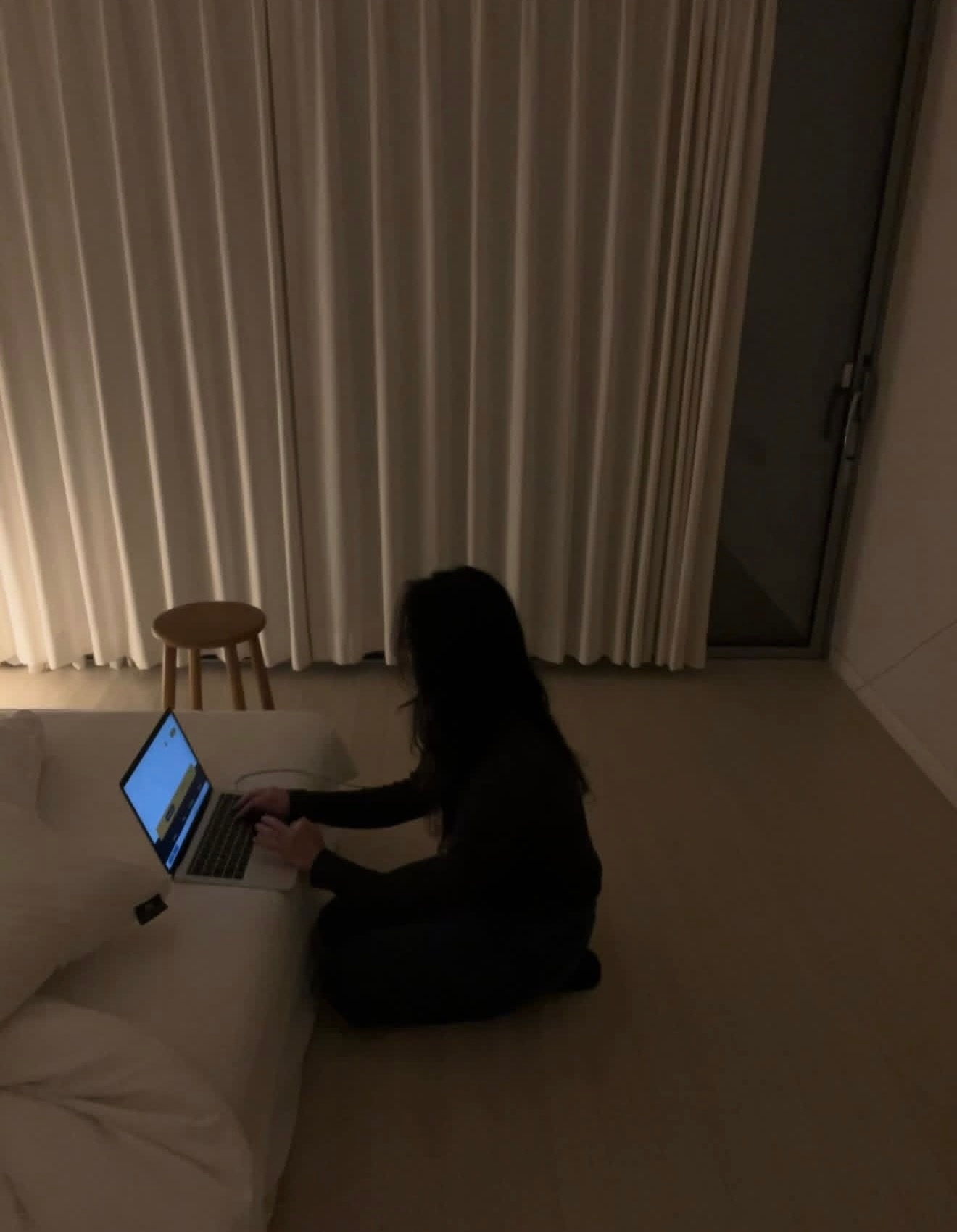 赚钱的时候在人堆里阿谀奉承 ,休息的时候在独处的角落取悦自己。 