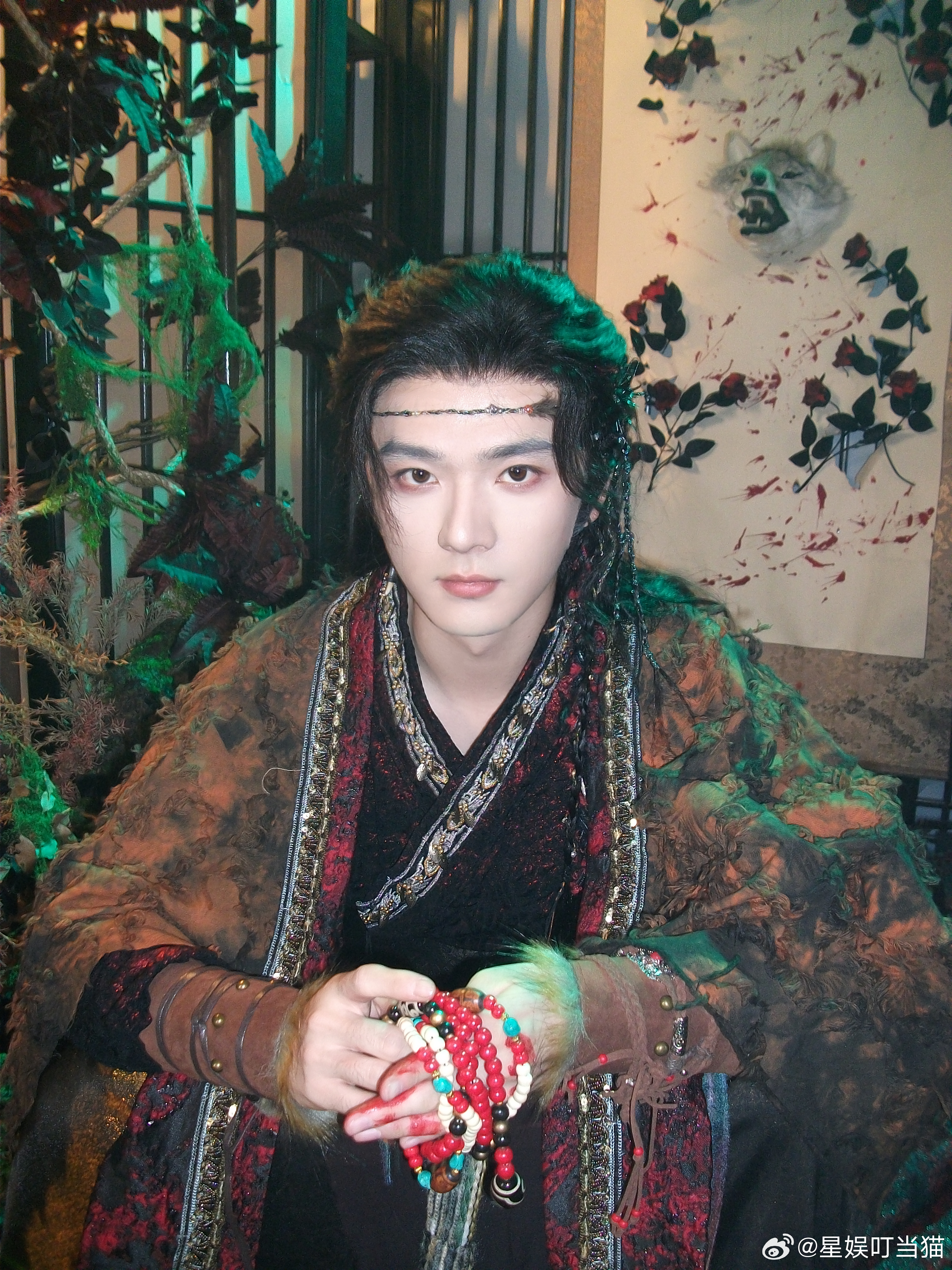 张宸逍晋江苗疆少年有脸了御赐小仵作2面具+弯刀+铃铛，张宸逍这套造型要素过多，但