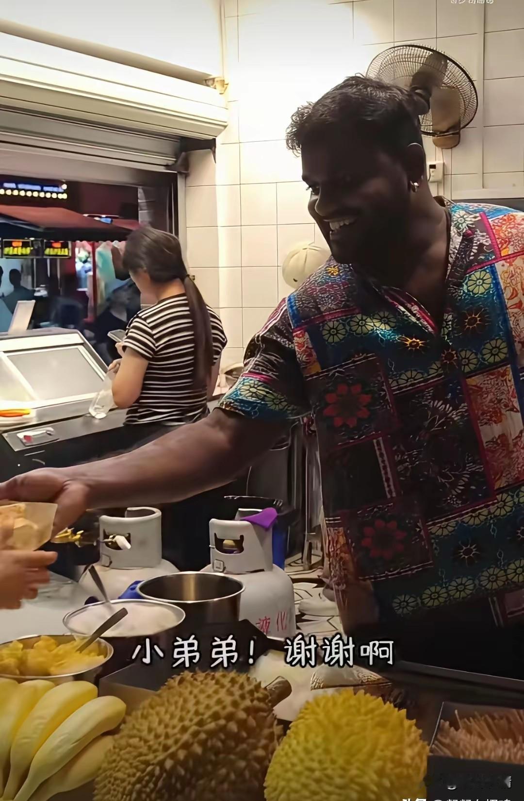 印度留学生学成后不归国，
反而留在国内开启了印度餐厅，
他们都开始卖印度飞饼，