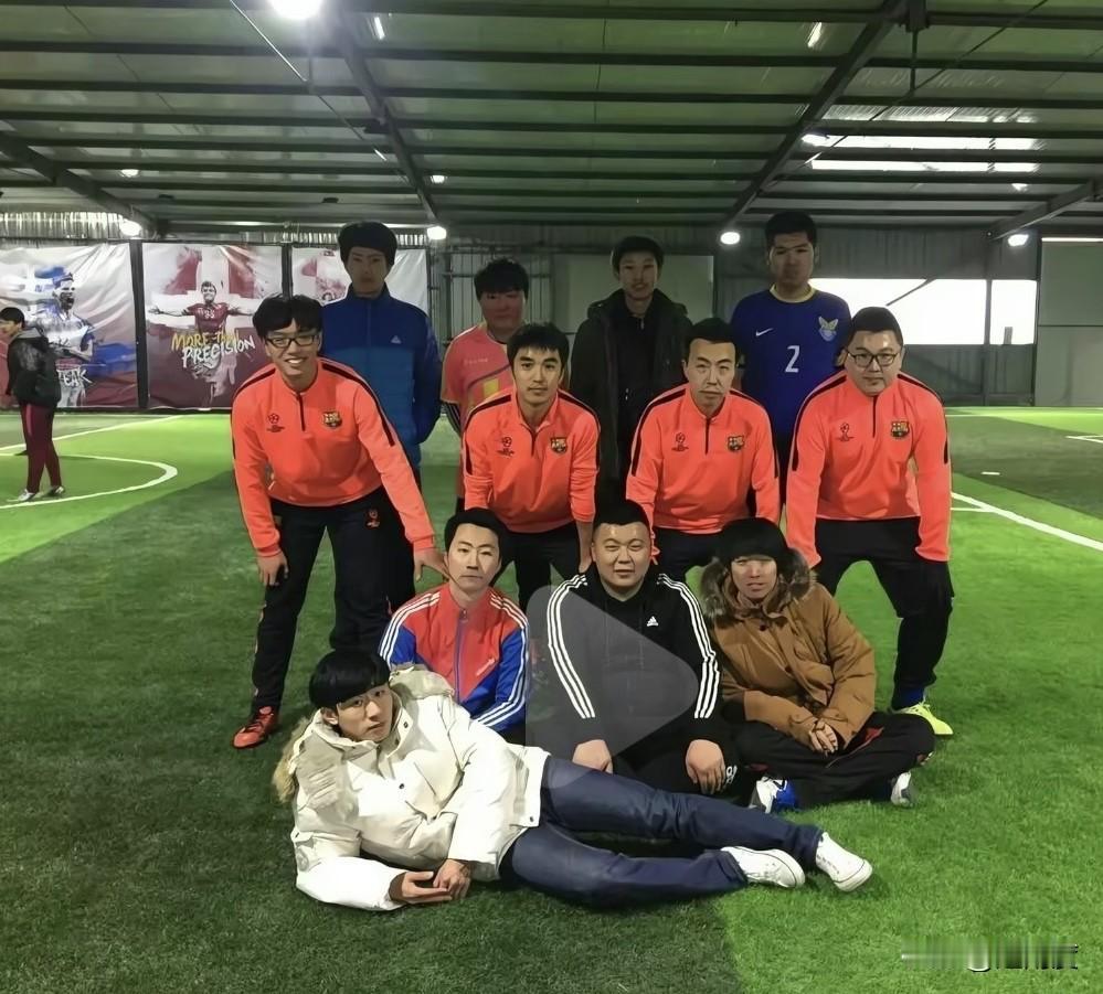 牛来导演7年前踢球照片曝光
网友称其低调谦逊，在场上很认真，不太爱说话，对谁都有