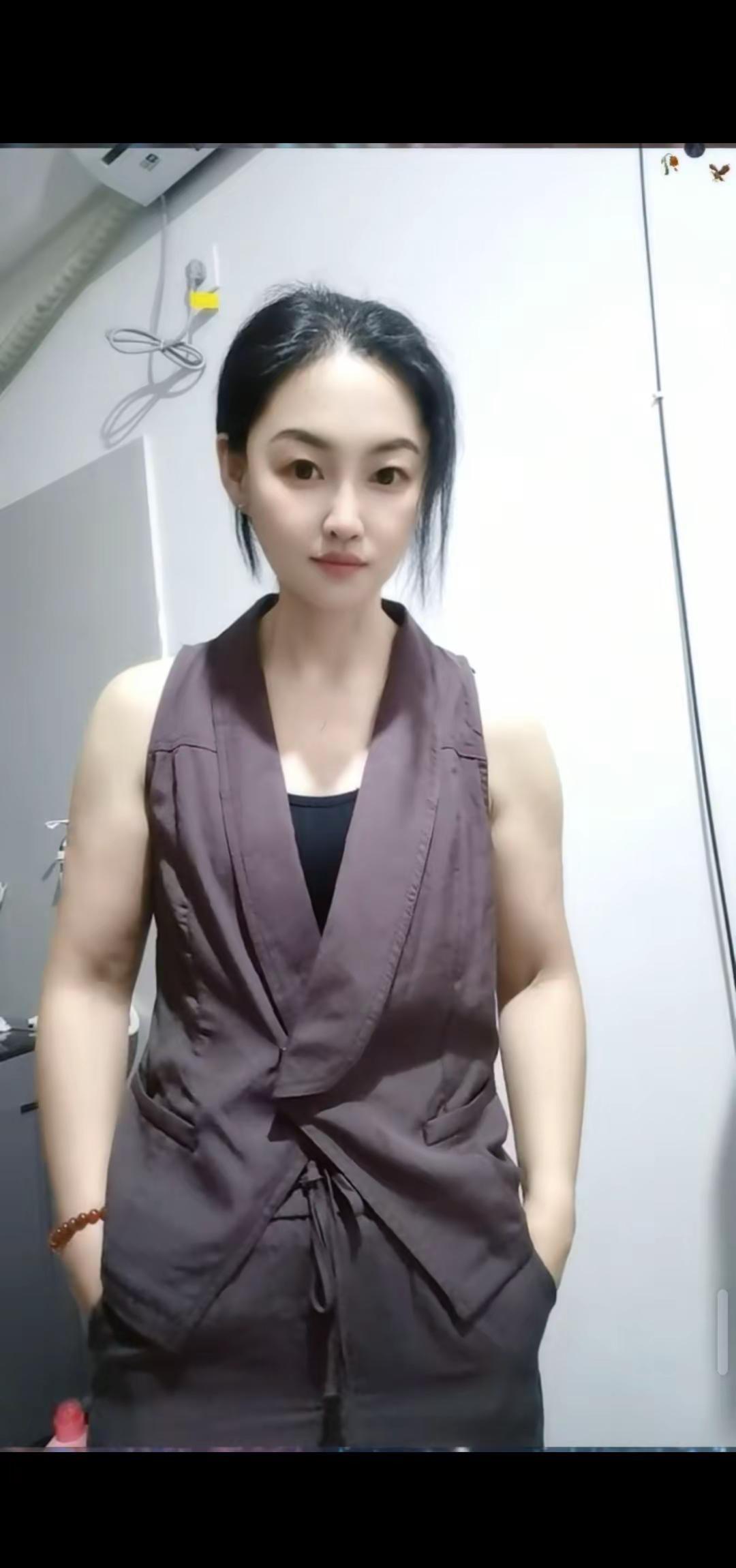 一个女人的一生，最应该学会的是挣钱，好好打扮自己，出生你没有办法选择，婚姻真的靠