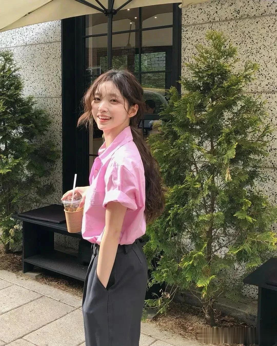 
韩系穿搭🇰🇷｜干净清新又甜美的韩系穿搭🌸

粉色衬衫