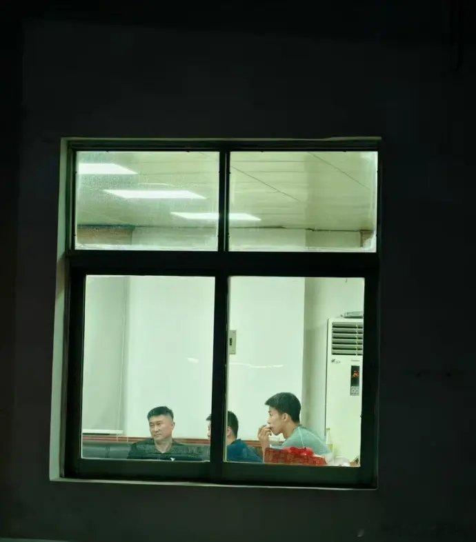 说让广东助教研究录像三天三夜，都看不明白咋回事，因为他们本身就打不明白球
