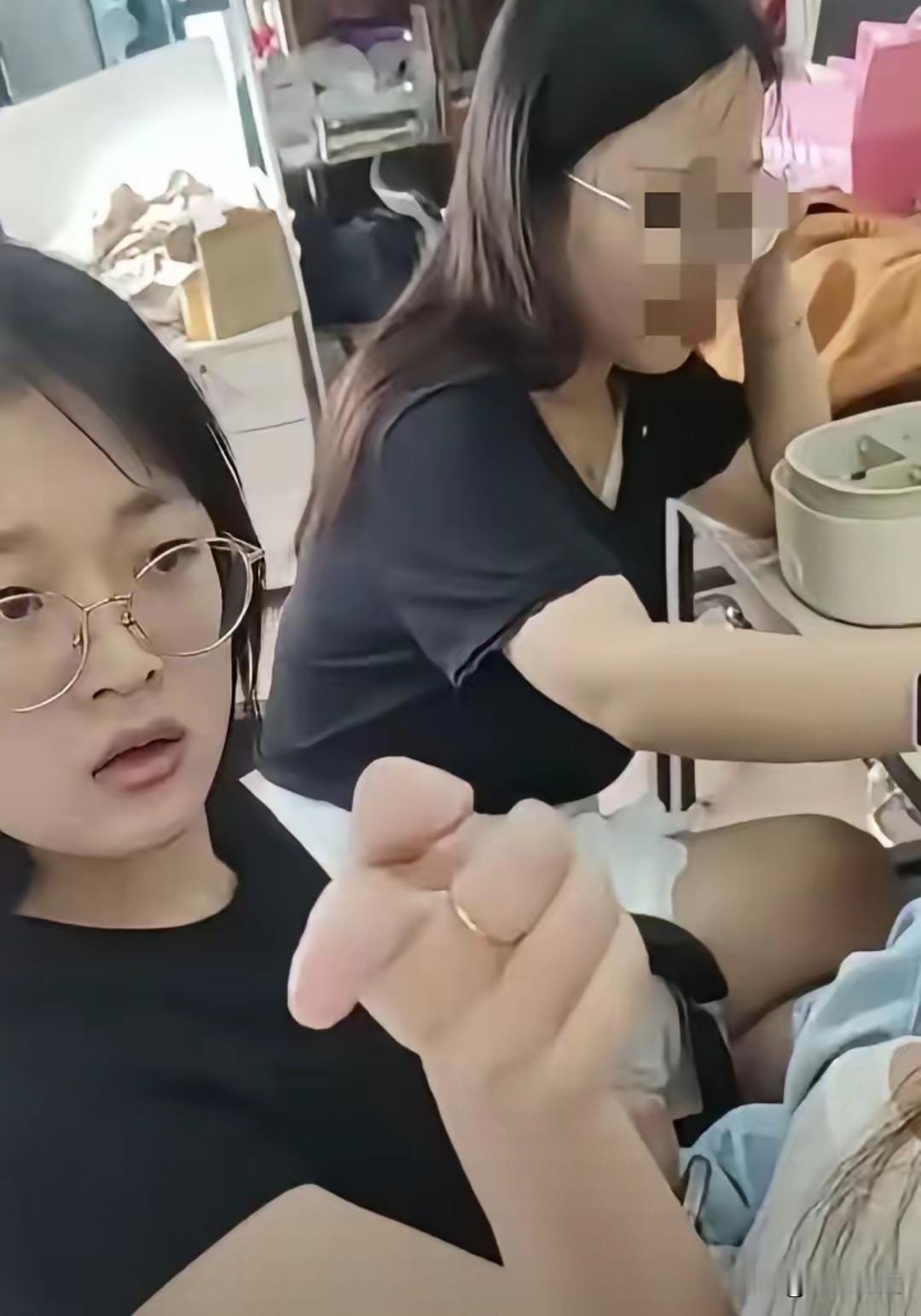 为白嫖30元外卖恶意退款，骑手上门对峙，老板同事态度更气人。

为了白嫖三十多块