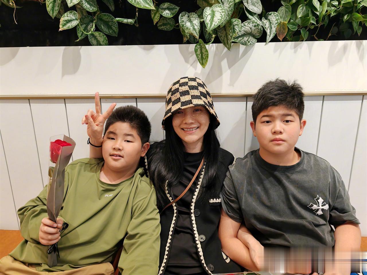 沙溢520晒家人合照，安吉和鱼儿都成大小伙子了，虽然比小时候胖了些，但不妨碍他们