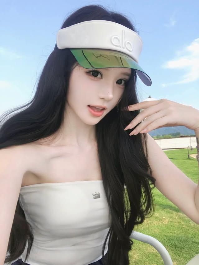 阳光明媚的夏日，元气少女在户外自拍，笑容甜美，心情大好！🌞😊女生怎样才漂亮 