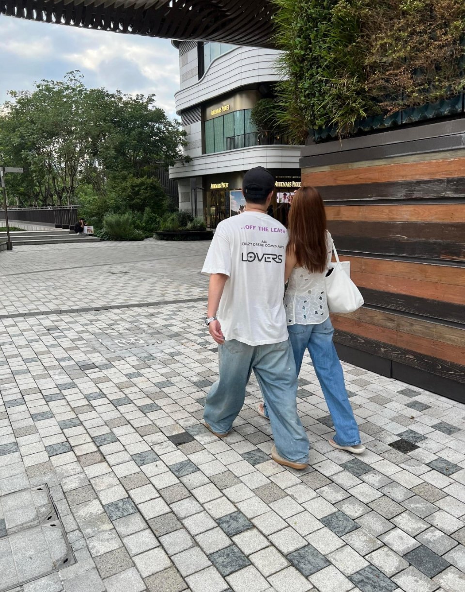 偶遇陈赫张子萱逛街陈赫张子萱两个人在一起以后好低调，结婚好多年了儿女双全也是非常