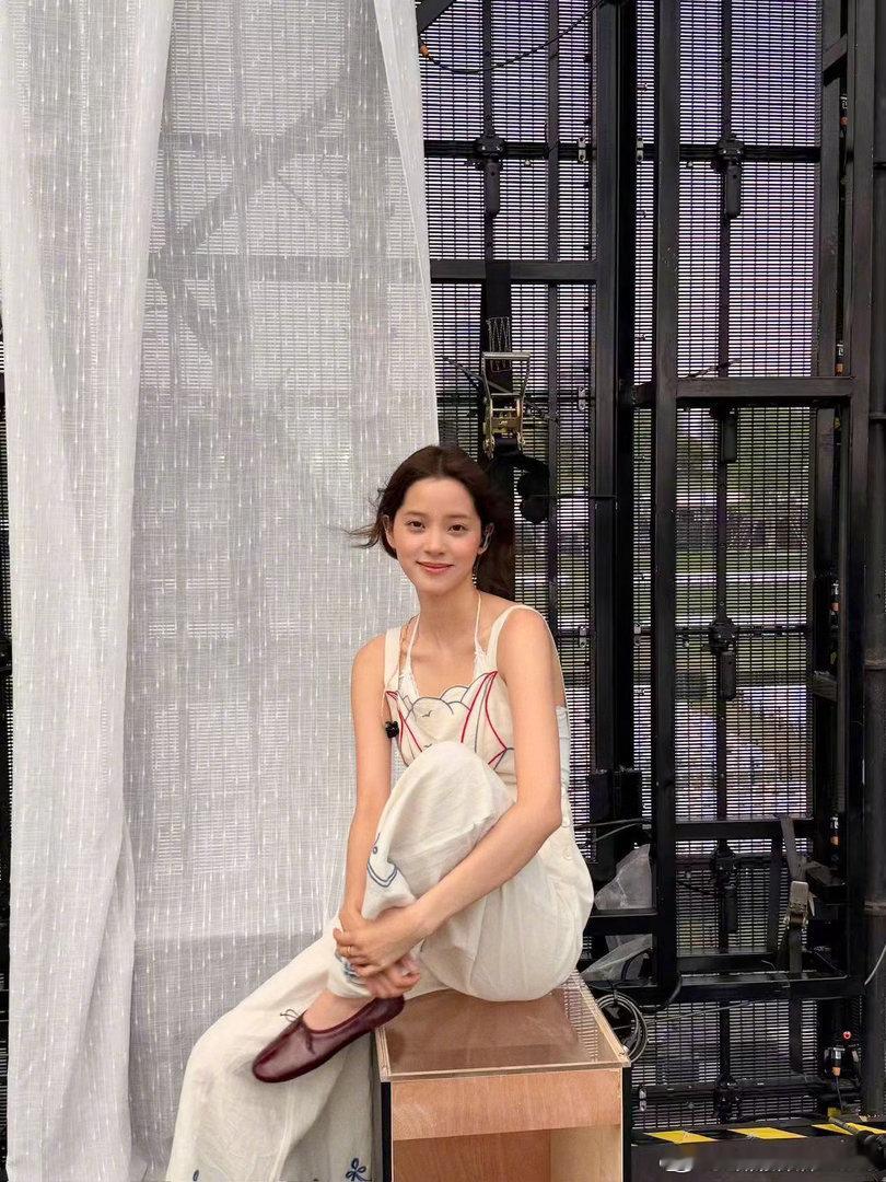 欧阳娜娜说爱你们欧阳娜娜爱你们演出中途和粉丝互动聊天，欧阳娜娜自然脱口而出爱你们