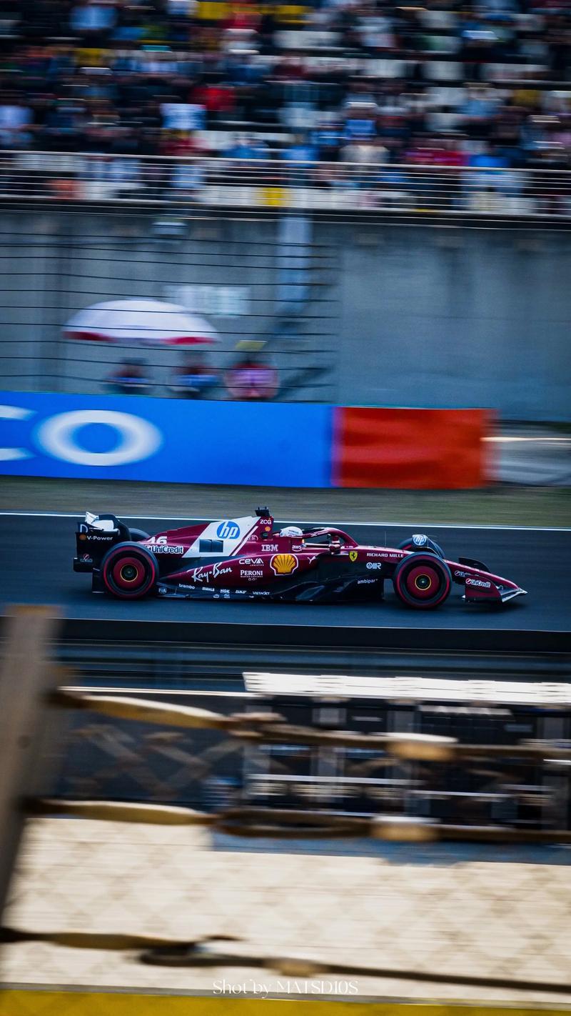 F1赛车为什么躺着开汽场全开 很多人都知道，F1半躺开车是为了减小横截面，优化风