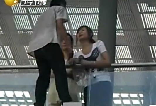 2011年，深圳一名16岁的男孩准备跳桥自杀，被一名路过的19岁女孩儿看到，她上