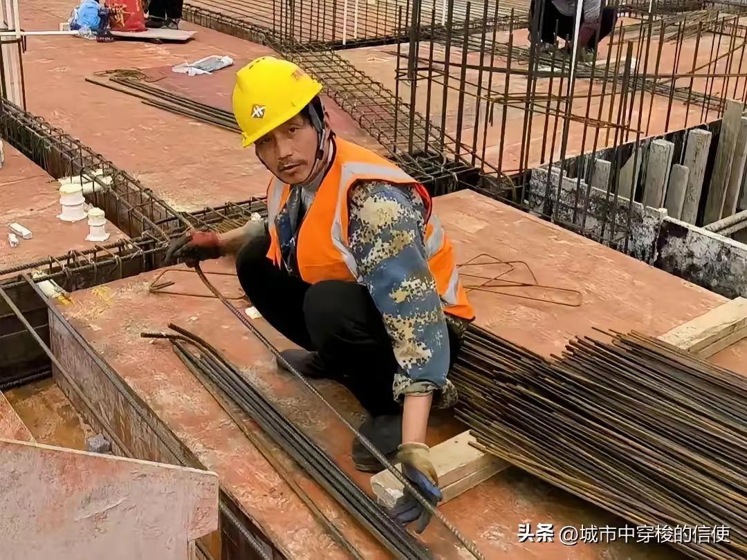 48 岁钢筋工跳冰河救母女，手机泡烂、工钱全废却只说一句话：命比钱重要！

四月