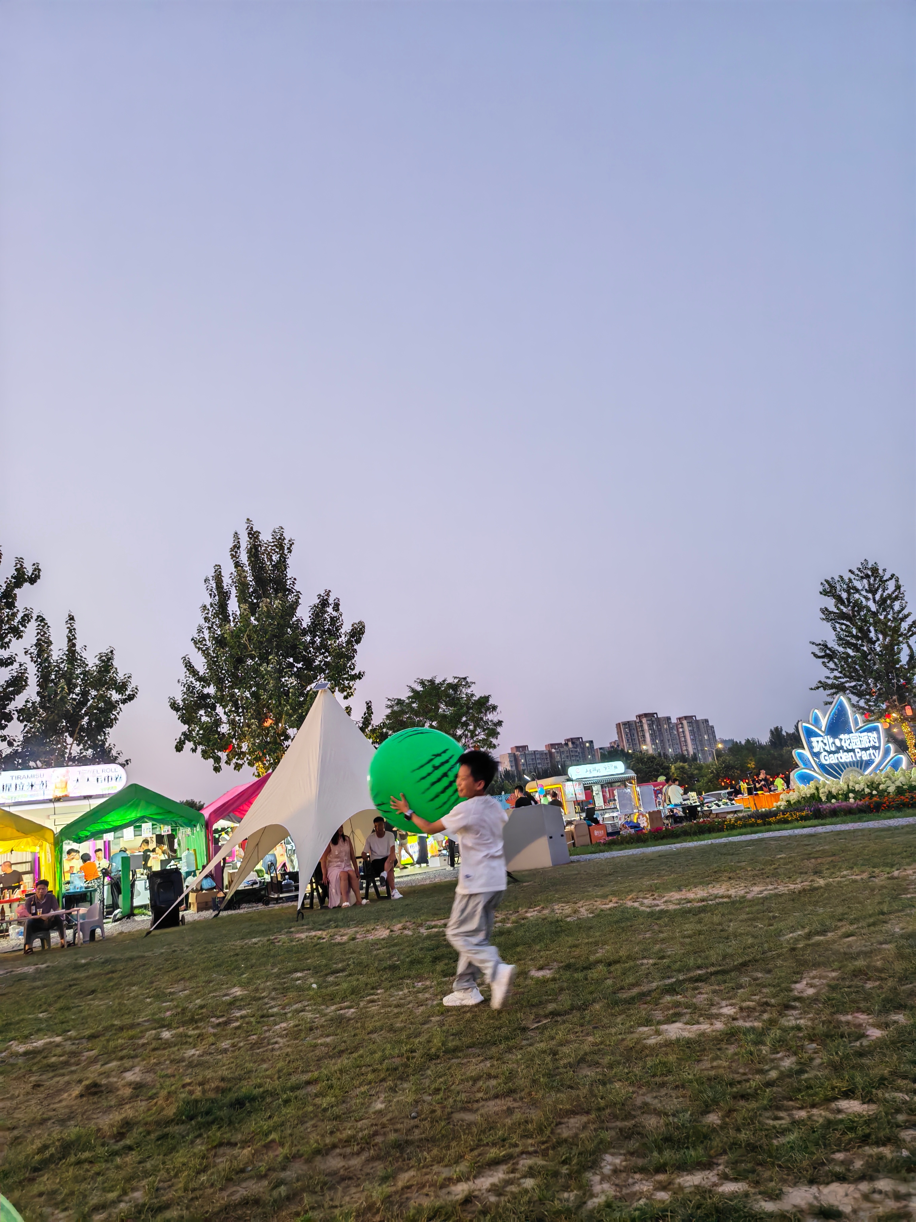 北京真不错，娃自己玩了几个小时，出一身汗。 北京·环北·花园派对