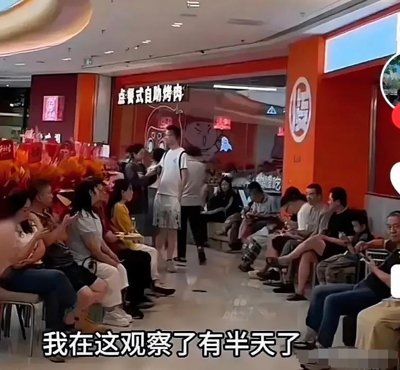 西贝人气回升，
难道真是生意回暖？
还是巧合？

有细心的人发现不对劲，特意在店
