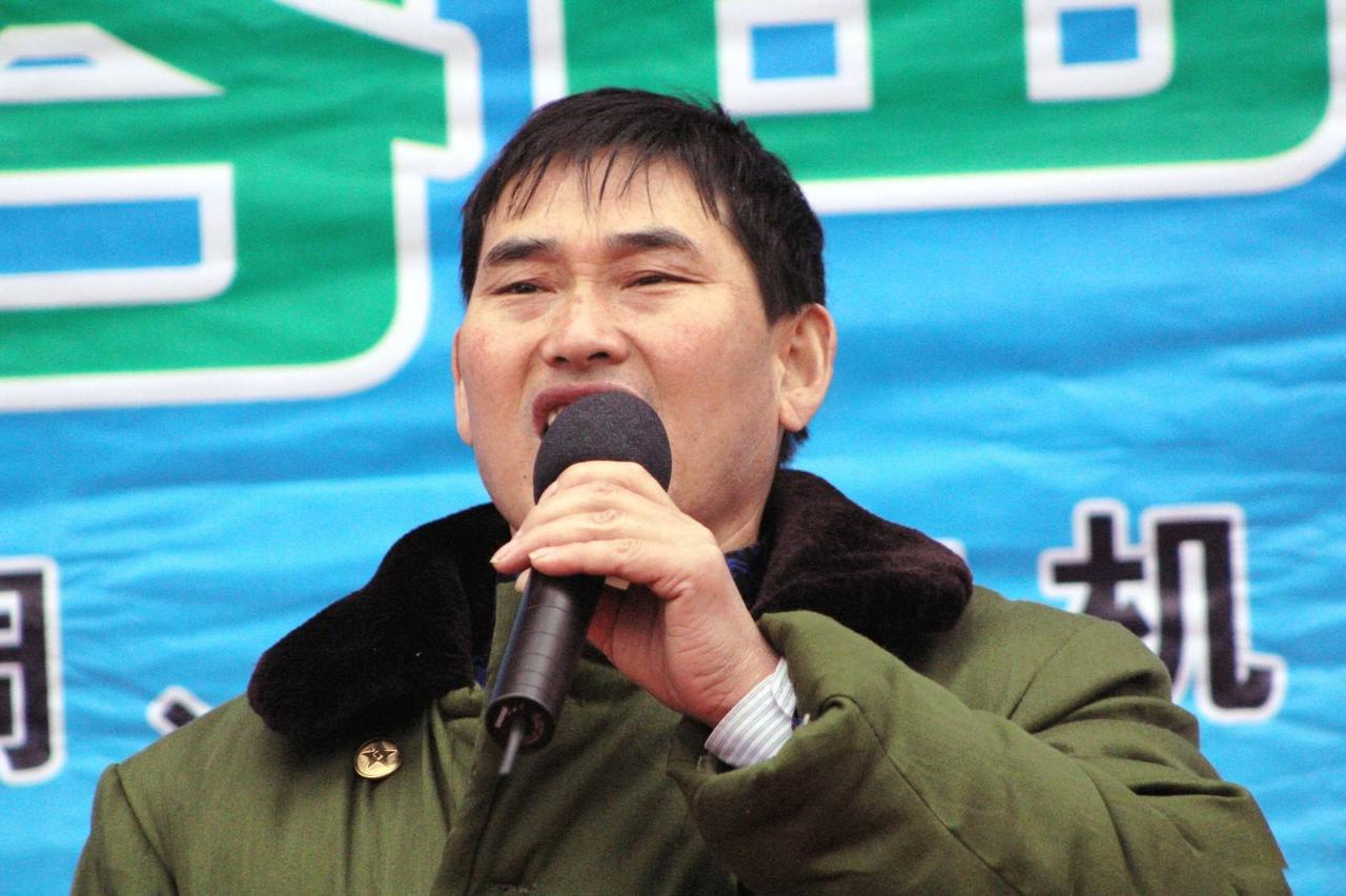 朱之文不肯原谅：多场演出被举报搅黄，我也得让他头疼！泰安吾悦广场，朱之文演出服换