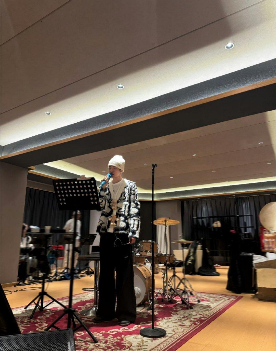 耶 主唱大人上线！认真的毕雯珺最帅啦~天气冷了记得加衣~ ​​​