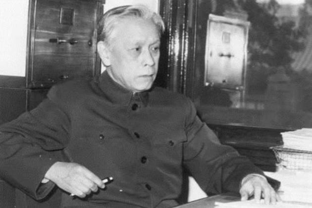 1960年，病毒学家顾方舟，瞒着出差的妻子，将一管液体滴到不满一岁的儿子嘴里：“