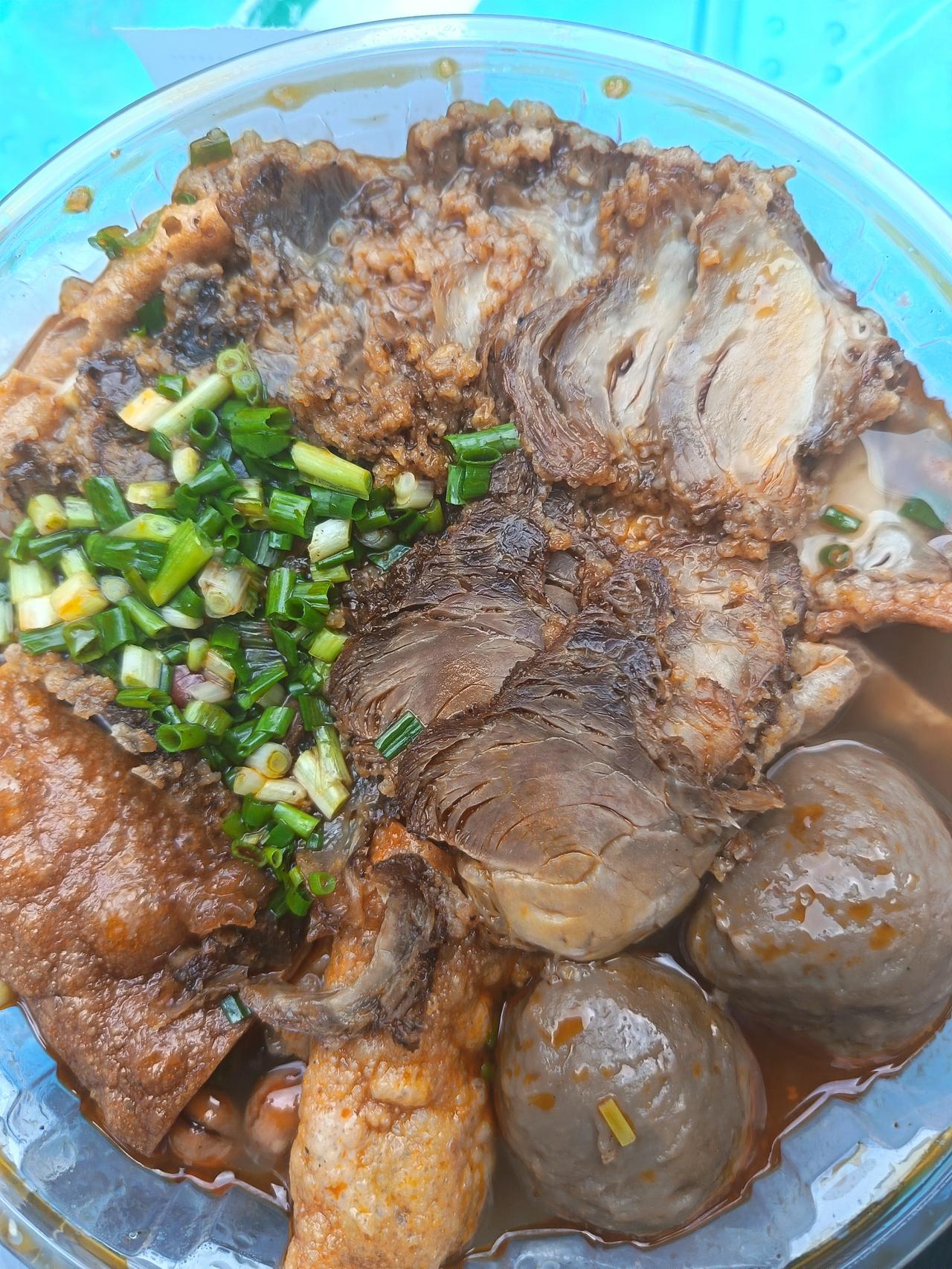 清晨的风带着微凉，我端着一碗螺蛳粉蹲在门口，刚掀开餐盒，那股标志性的“臭”味就飘