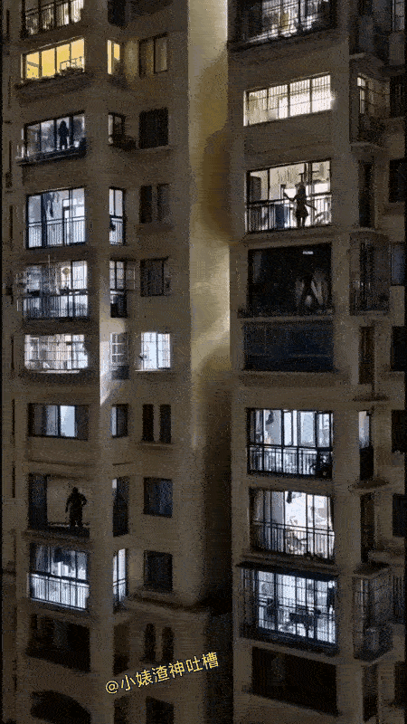 左下角的胖子跳的最妖娆，你们觉得呢？