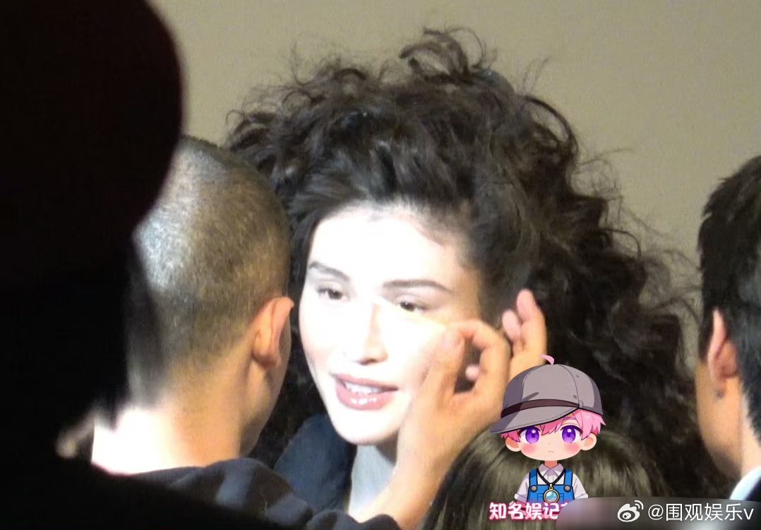 何穗产后首复工 当了妈妈之后眼神都温柔了，老钱哥陈伟霆有福气呀