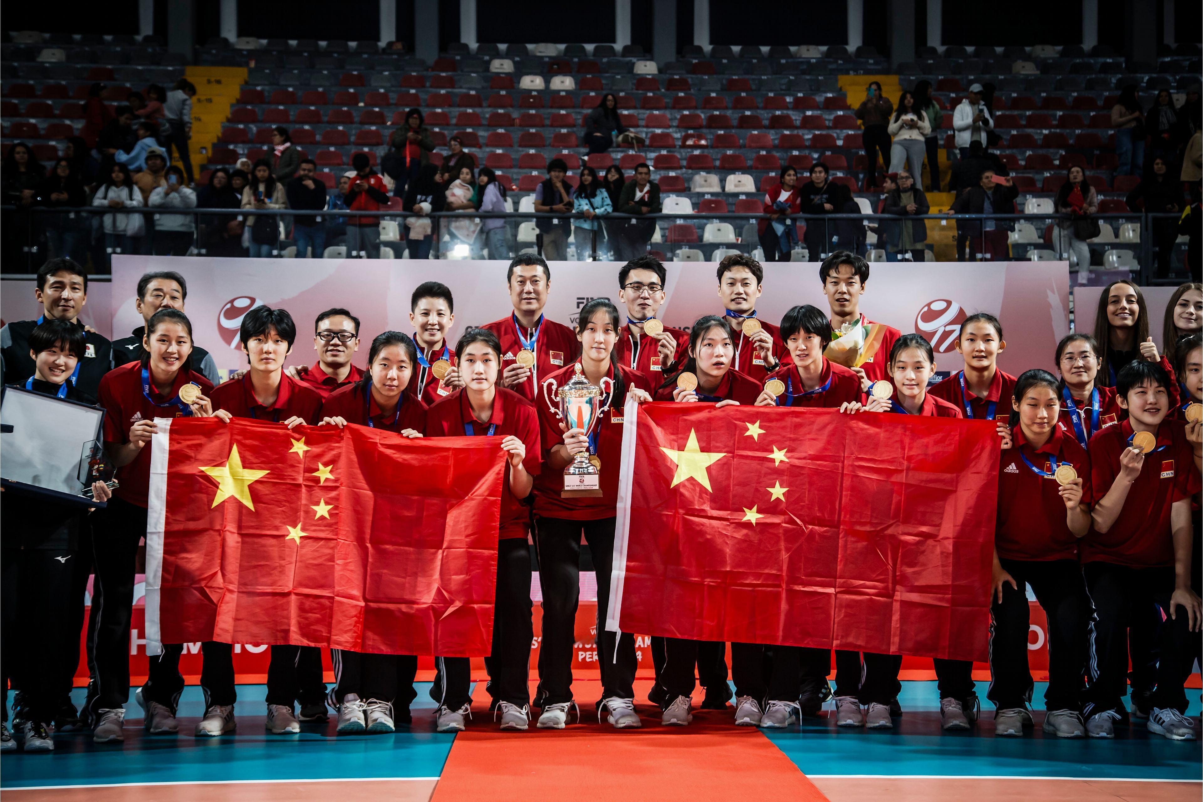 🇨🇳🏆更新一波儿捧杯图#U17中国女排世锦赛夺冠##U17中国女排3比0日