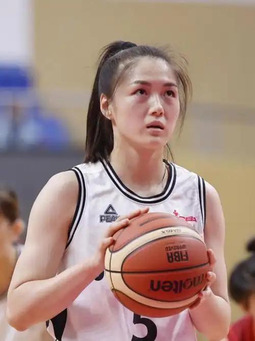 平心而论，张曼曼外在条件十分出彩，身形高挑、五官精致，登场比赛时气场拉满，在女篮
