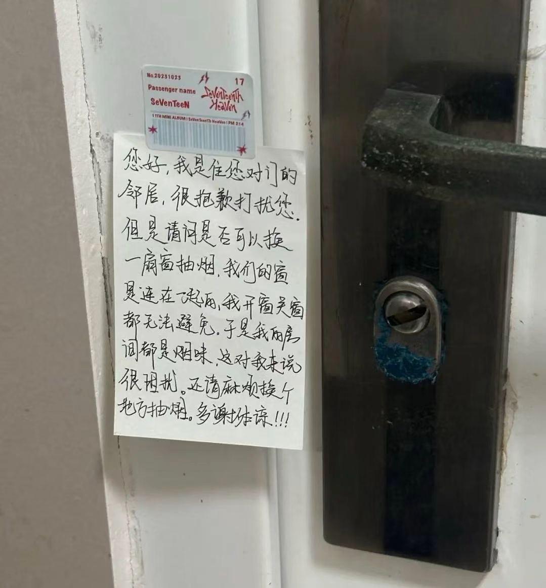 男子回家，看到邻居在他家门上贴了一张纸条，让他不要在阳台抽烟。男子：“我在自己家