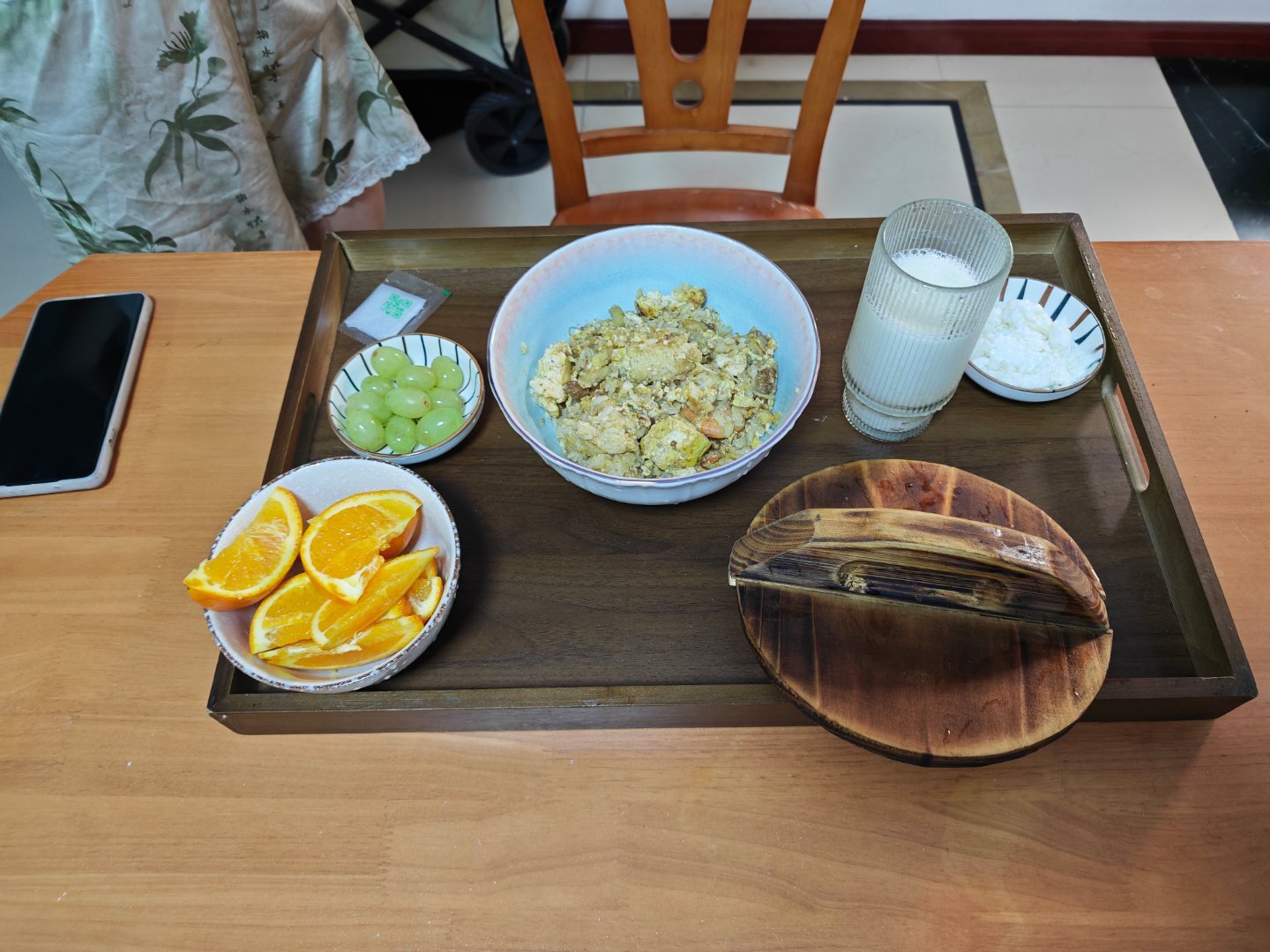 今天是我做饭，我说不要再买东西了，因为剩的菜已经快把冰箱给塞满了，之前做的咖喱，