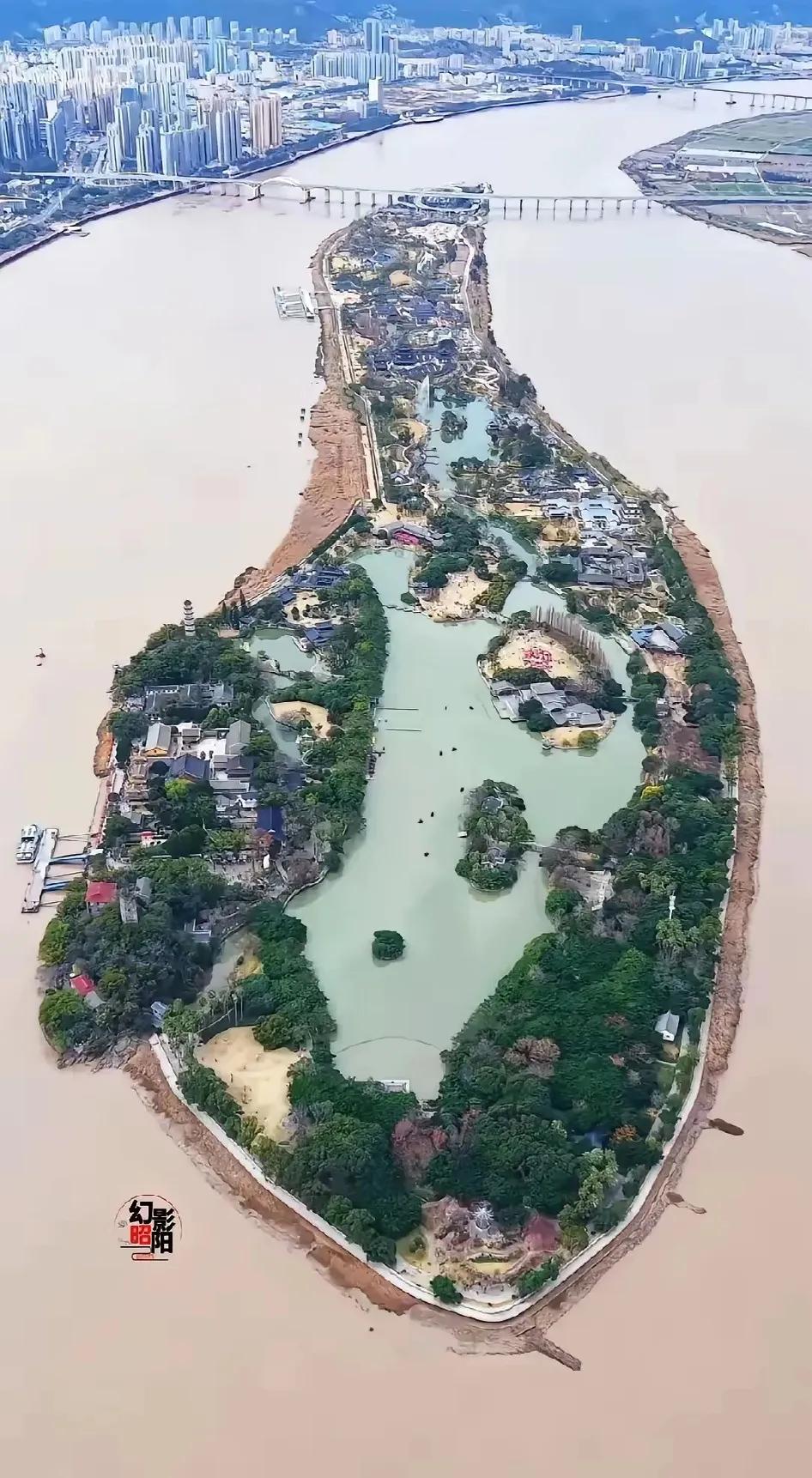 江河形成这种地型，实属是罕见呀。

在这里，江河冲击成的岛屿，称为洲，但是这个岛