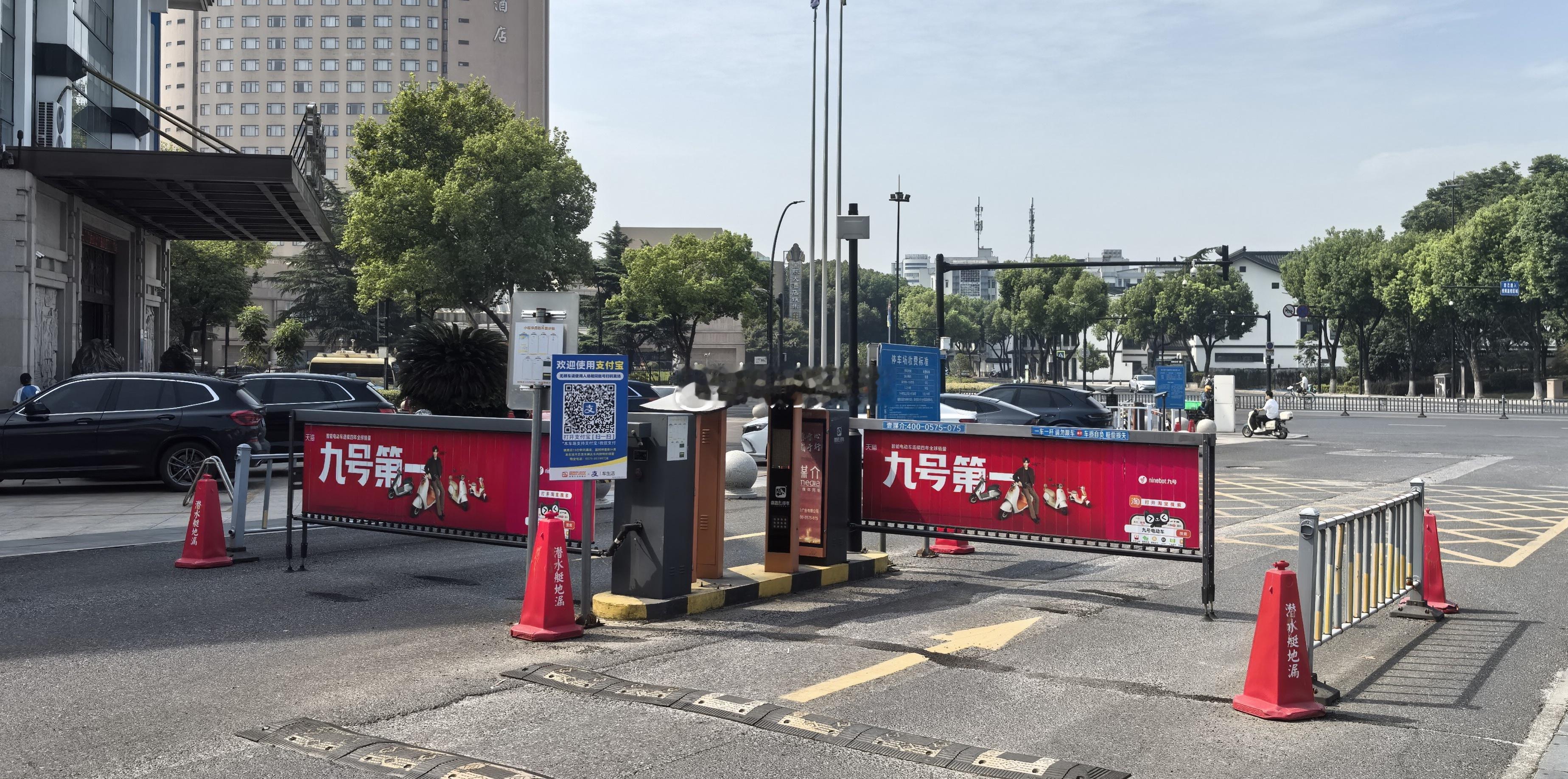 现在新上了一批智能电动两轮车品牌，老牌的如九号、小牛，新一批的有极核、首驱……玩