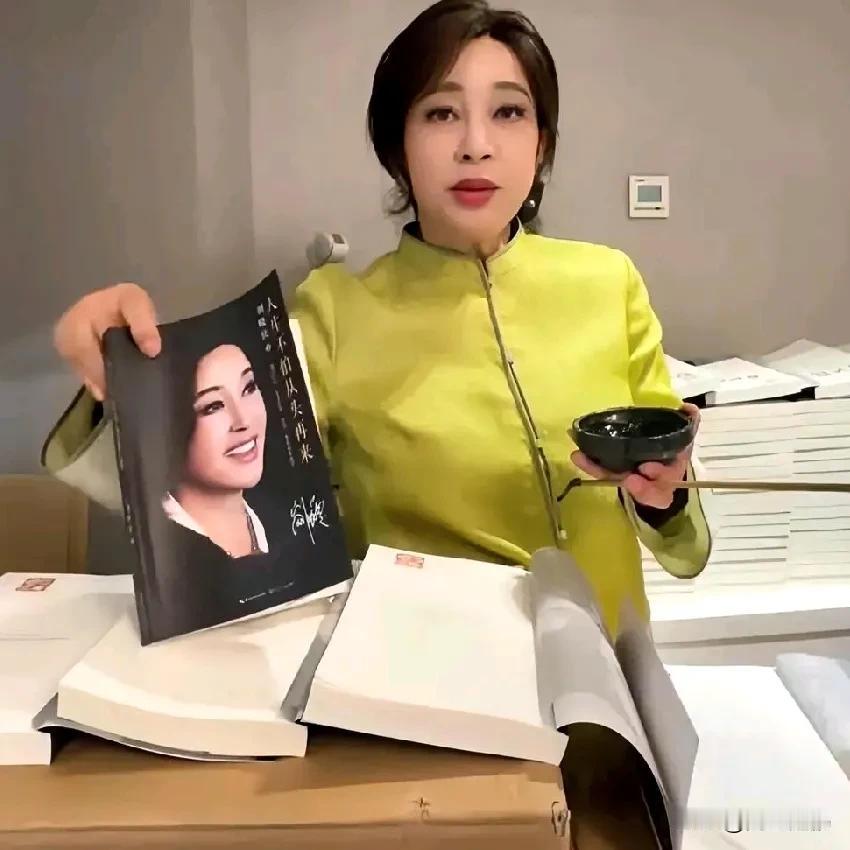 刘晓庆《人生不怕从头再来》
                 亲自签名在抖音售卖