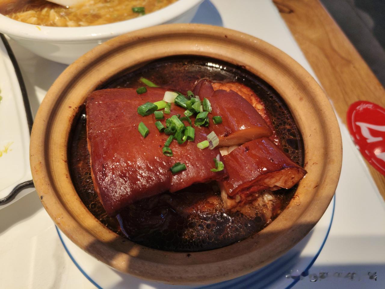 游览拙政园结束，已是中午12点，到了午饭时刻。出了东门，就是饭店。要了三个菜一个