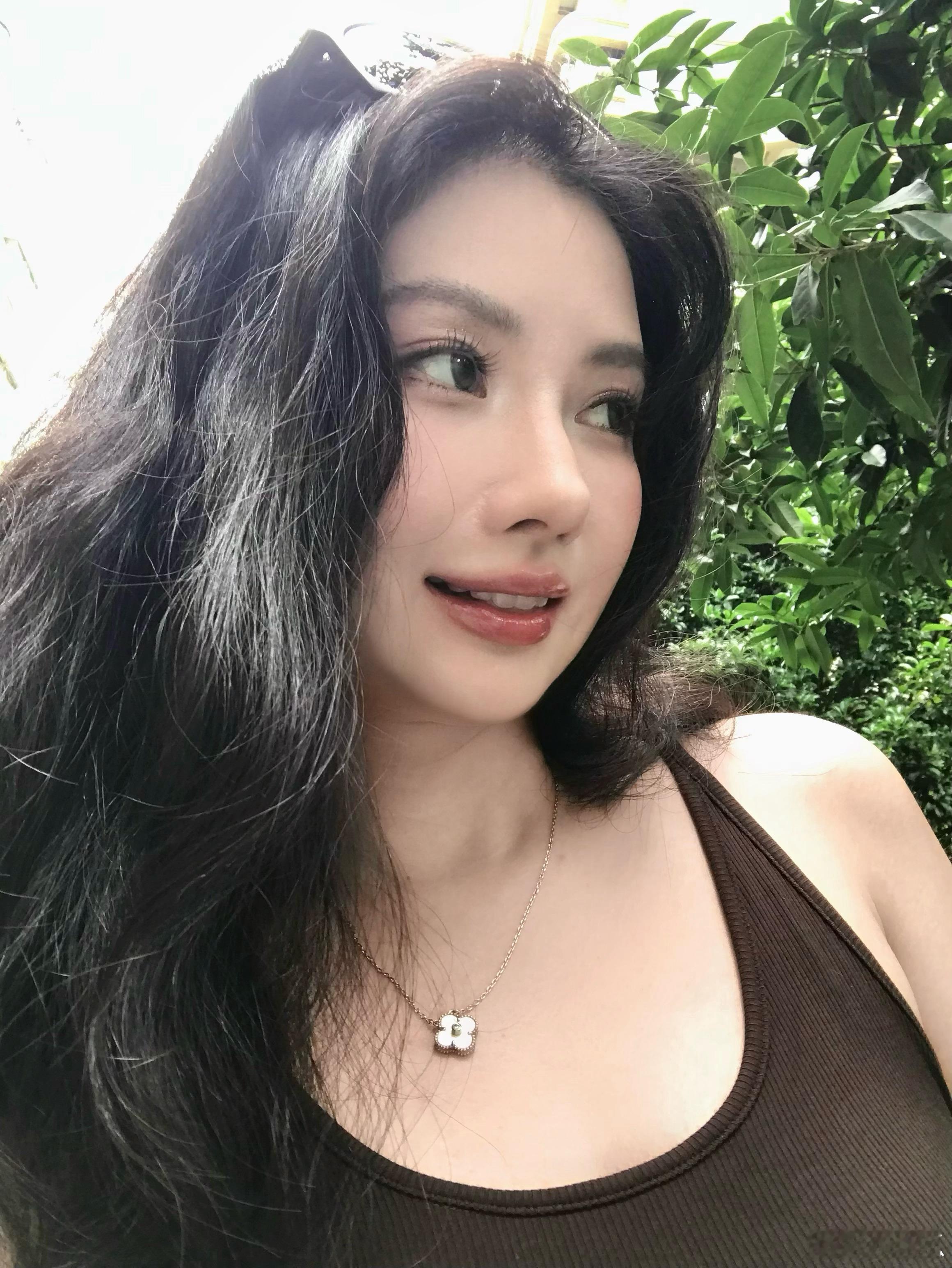 买了一件巨巨巨好看的背心巨好穿！！！！背后蕾丝超级超级美一体式乳胶胸垫很舒服！！