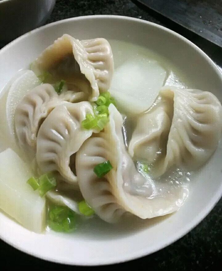 “上灯饺子，落灯面”是一种传统的中国习俗，它的形成与中国的传统文化和生活方式密切