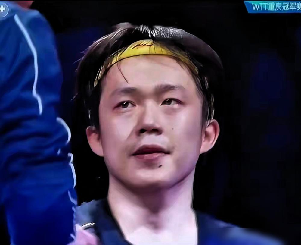 他眼睛里的红血丝不是眼泪，是身体在尖叫。
香港总决赛热身，他背部突然剧痛，僵直