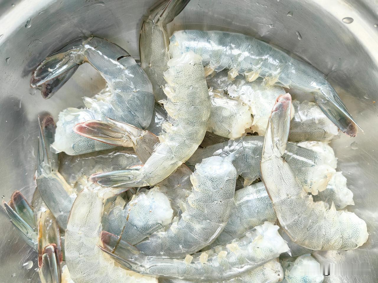 昨天买了一斤活蹦乱跳对虾，当时让商家把头和虾线去掉，拿回家后放冰箱，两个小时后拿